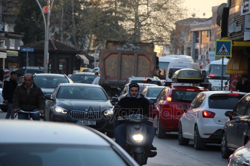 Ada caddesinde akşam trafiği 