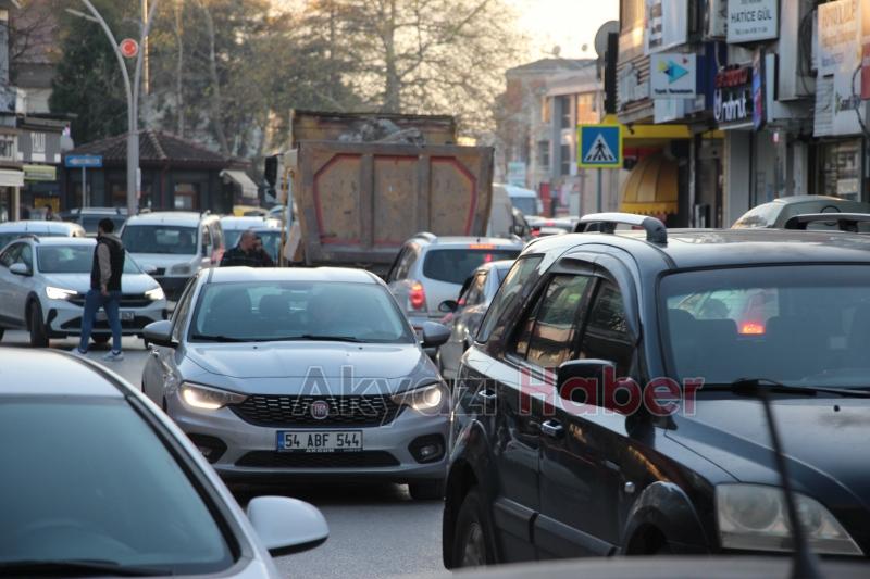 Ada caddesinde akşam trafiği 