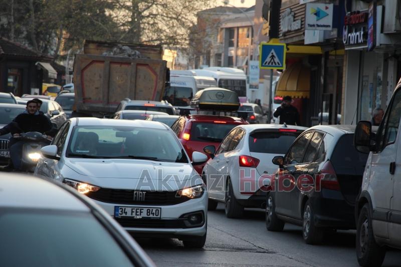 Ada caddesinde akşam trafiği 