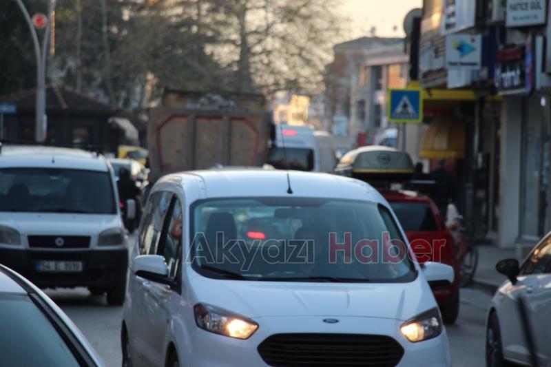 Ada caddesinde akşam trafiği 