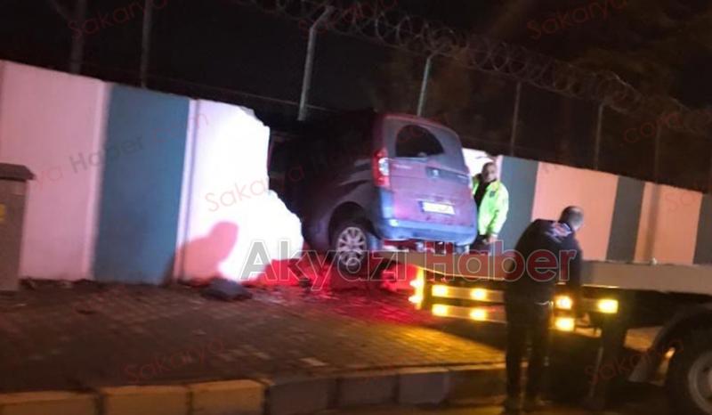 Araç fabrika duvarını yıkıp içeri girdi