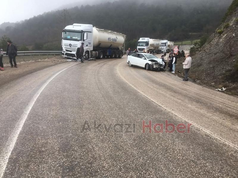 Tır ile otomobil çarpıştı 1'i ağır 4 yaralı