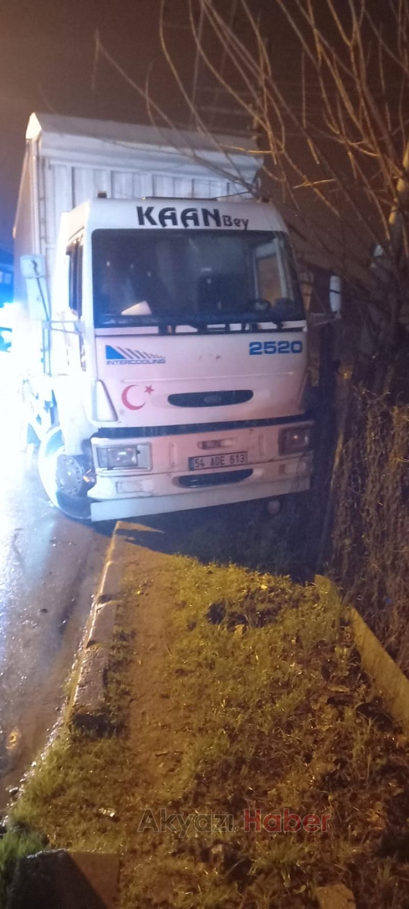 Otomobil ile kamyon kafa kafaya çarpıştı: 2 yaralı