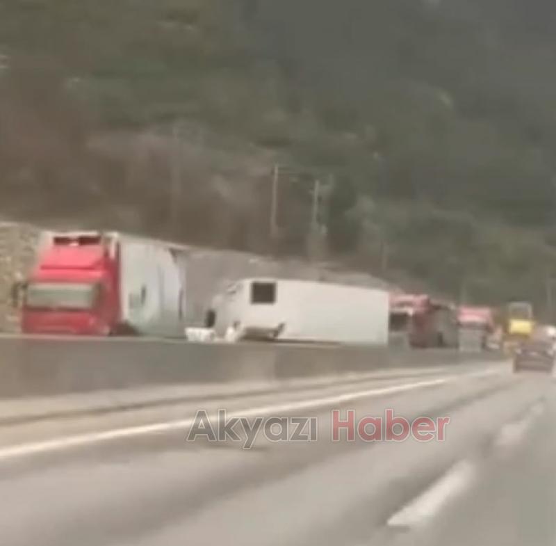 Otomobil takla attı tır makasladı