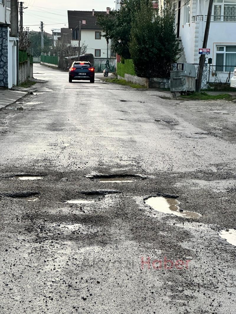 Akyazıda vatandaşın çamur ve çukur tepkisi