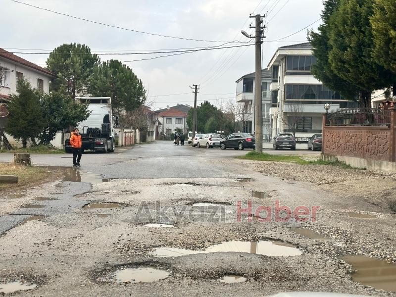 Akyazıda vatandaşın çamur ve çukur tepkisi