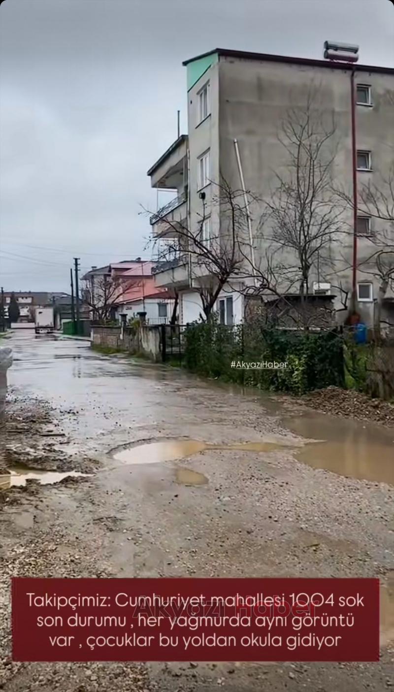 Akyazıda vatandaşın çamur ve çukur tepkisi