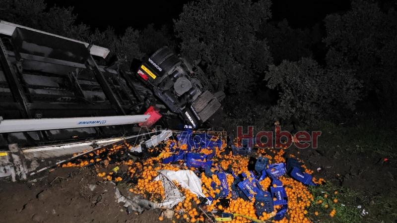 Sakarya'ya mandalina getiren tır kaza yaptı: 1 ölü, 2 yaralı