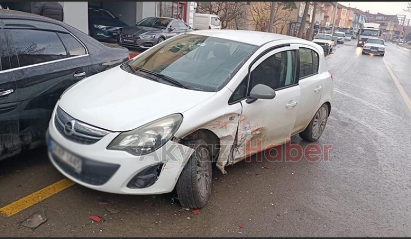 İki otomobil çarpıştı 4 araç zarar gördü