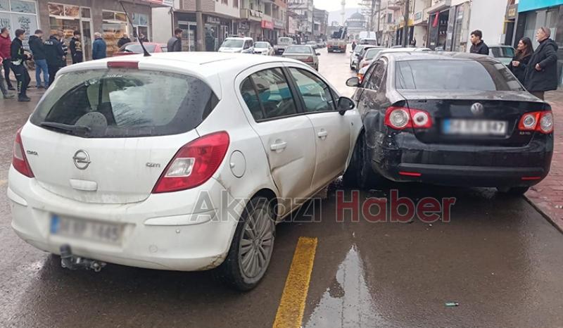 İki otomobil çarpıştı 4 araç zarar gördü