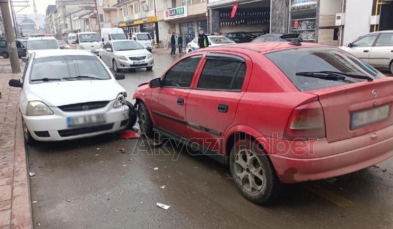 İki otomobil çarpıştı 4 araç zarar gördü