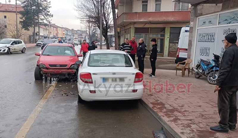 İki otomobil çarpıştı 4 araç zarar gördü