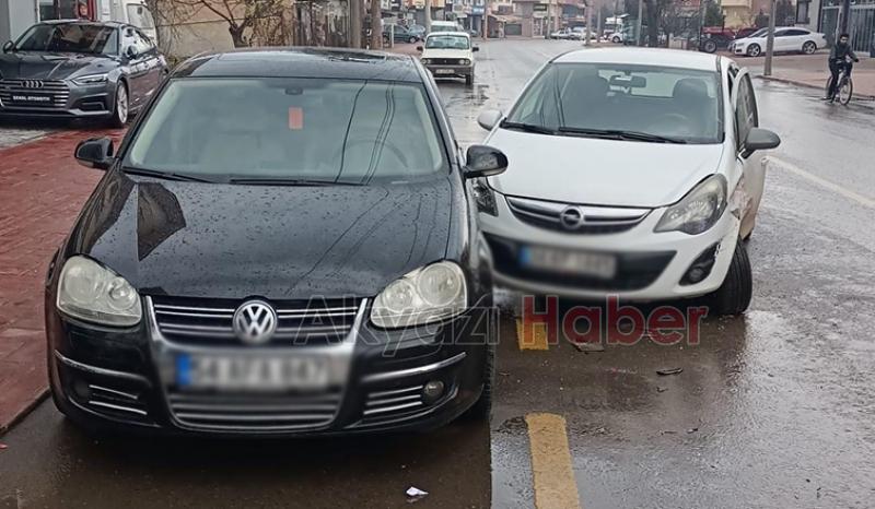 İki otomobil çarpıştı 4 araç zarar gördü