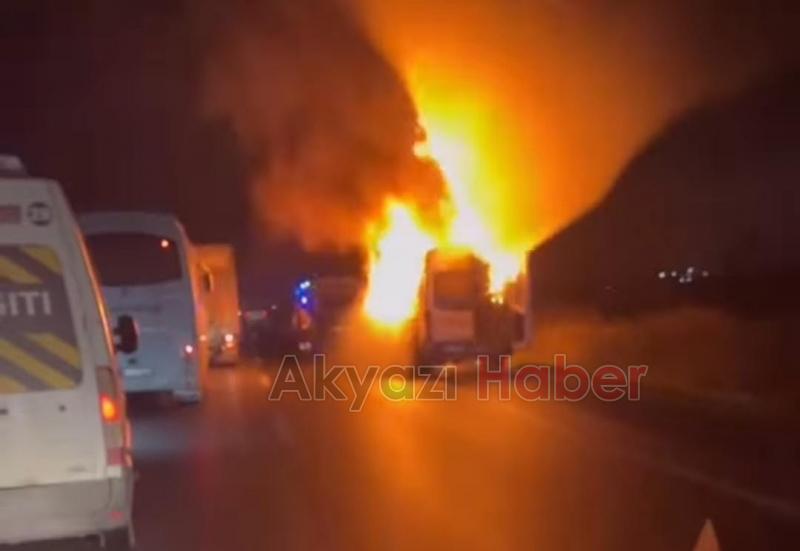 Servis minibüsü alev topuna döndü