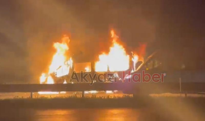 Servis minibüsü alev topuna döndü