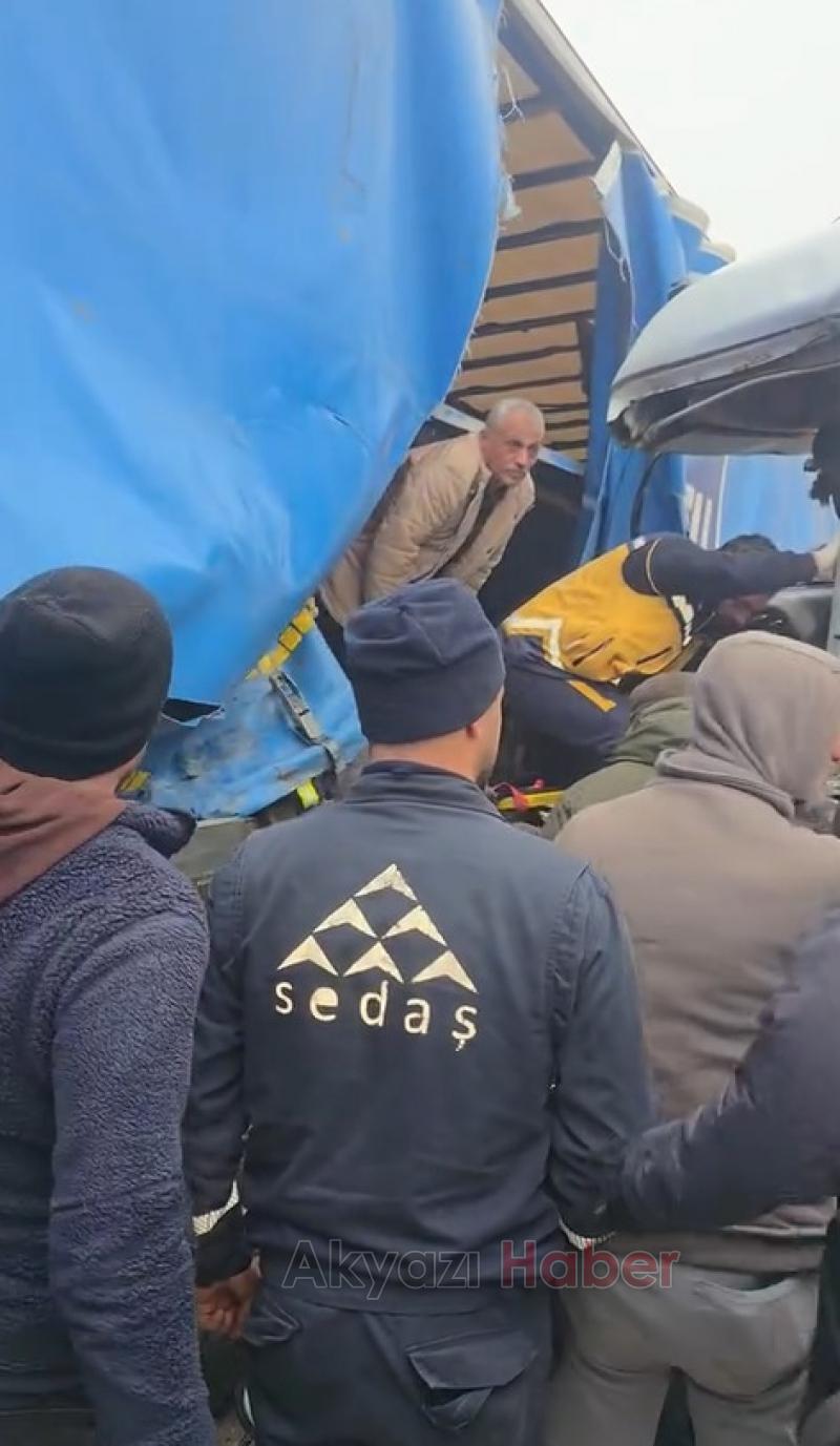 Süt tankeri tıra çarptı 2 yaralı