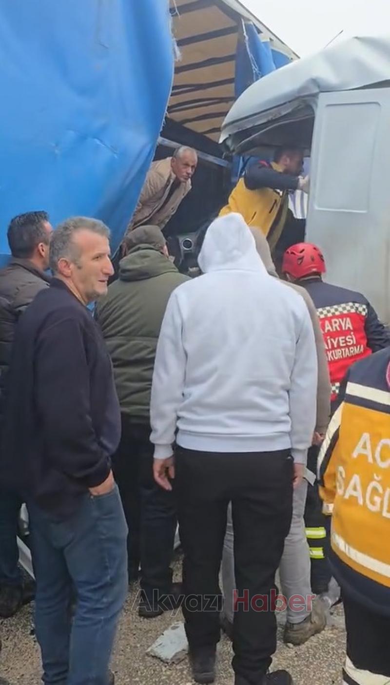 Süt tankeri tıra çarptı 2 yaralı