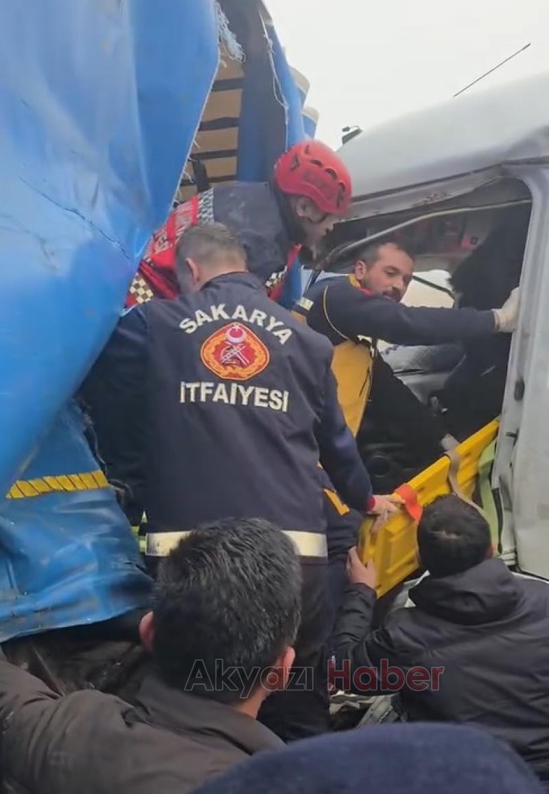 Süt tankeri tıra çarptı 2 yaralı