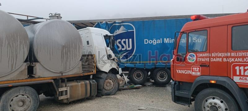 Süt tankeri tıra çarptı 2 yaralı