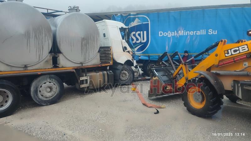 Süt tankeri tıra çarptı 2 yaralı