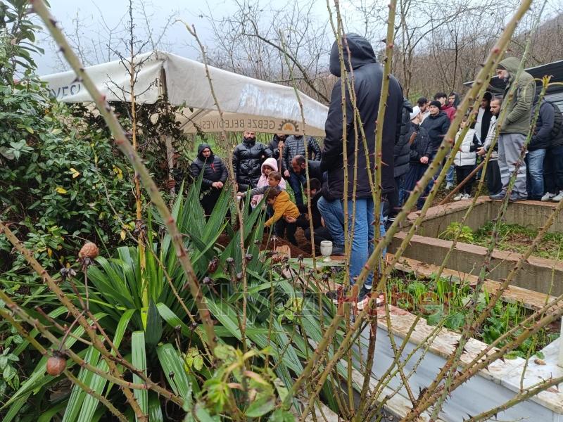 Yemek sırasında fenalaşmıştı genç adam toprağa verildi