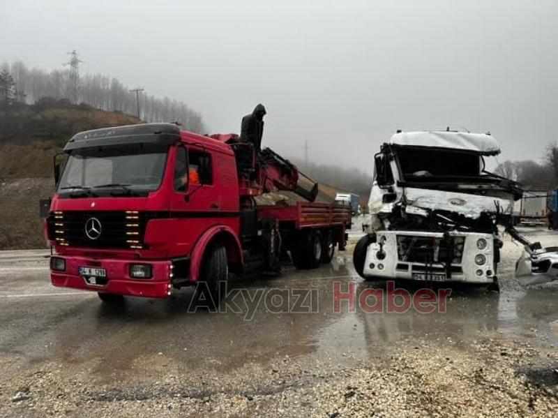 Süt tankeri tıra çarptı 2 yaralı