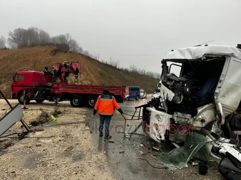 Süt tankeri tıra çarptı 2 yaralı