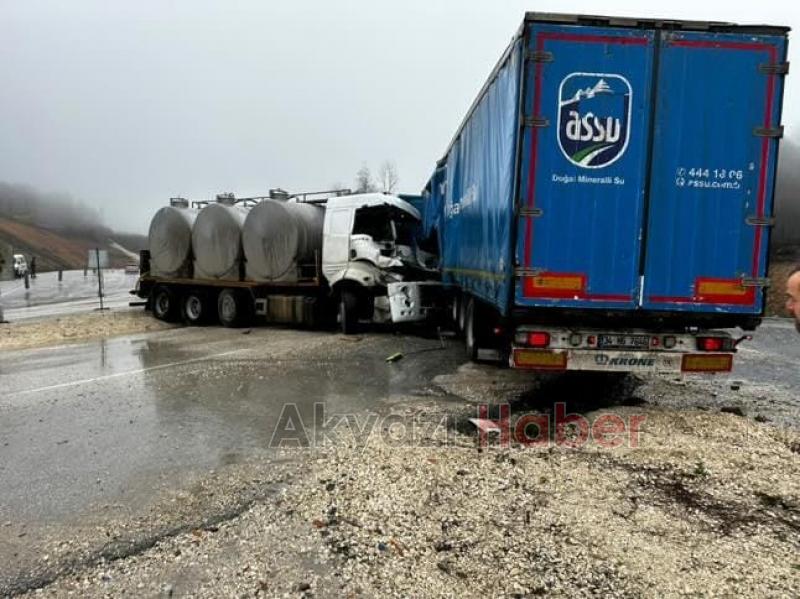 Süt tankeri tıra çarptı 2 yaralı