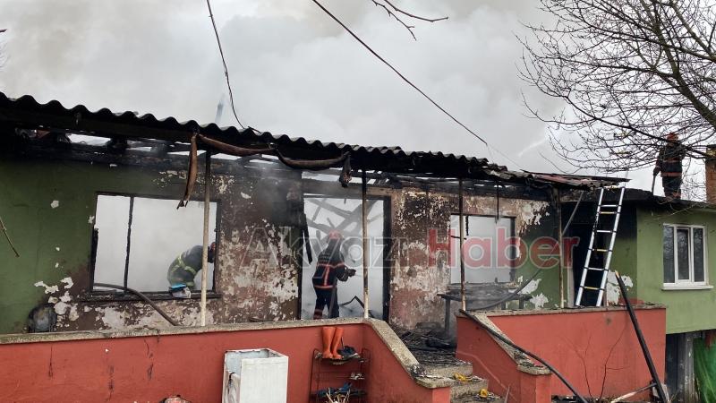 Yanan evden son anda çıkmışlar