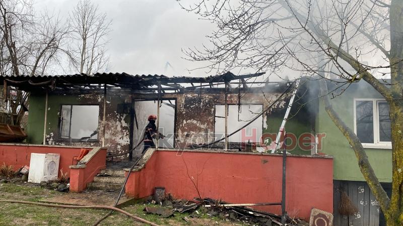 Yanan evden son anda çıkmışlar