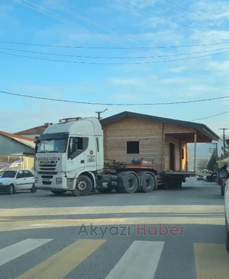 Ahşap evi tırla taşıdılar