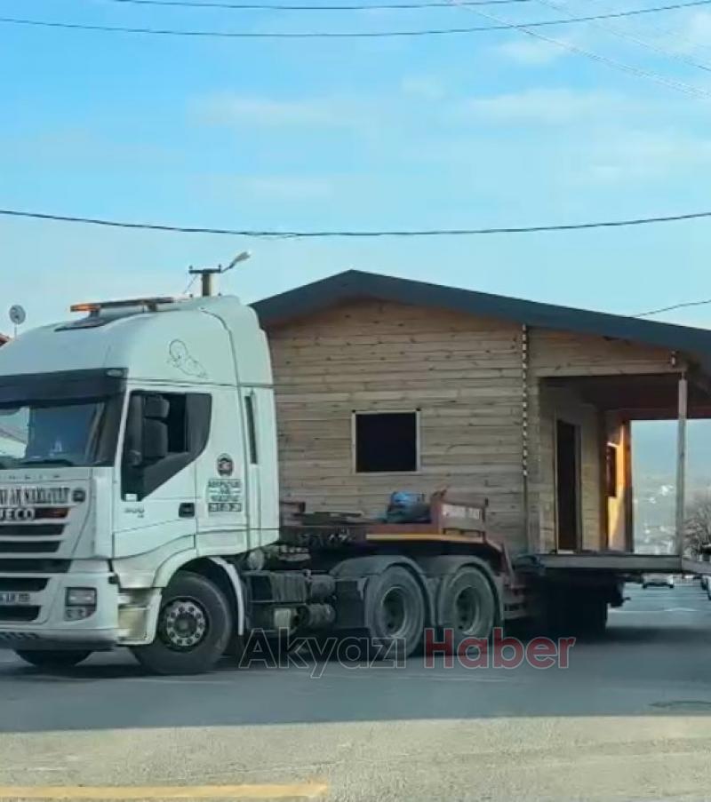 Ahşap evi tırla taşıdılar