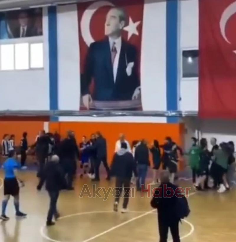 Liselerarası Kız Futsal Final maçında kavga