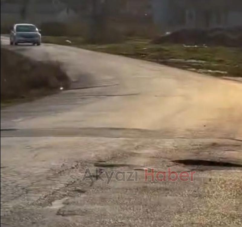 Akyazıda motosikleti çukurda zarar gördü tepki gösterdi
