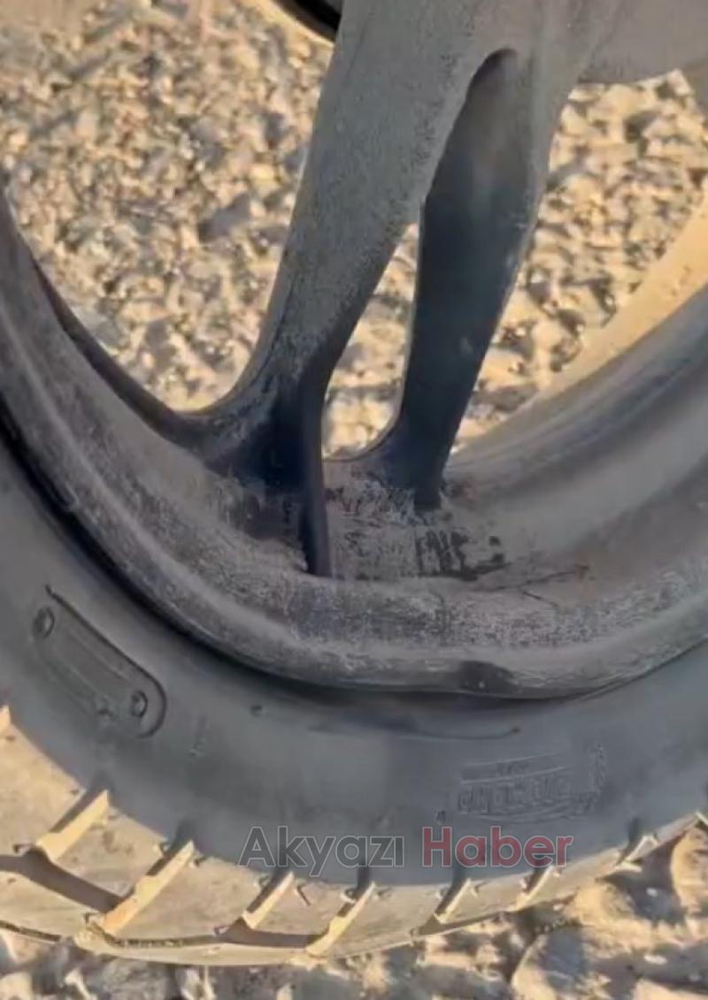 Akyazıda motosikleti çukurda zarar gördü tepki gösterdi