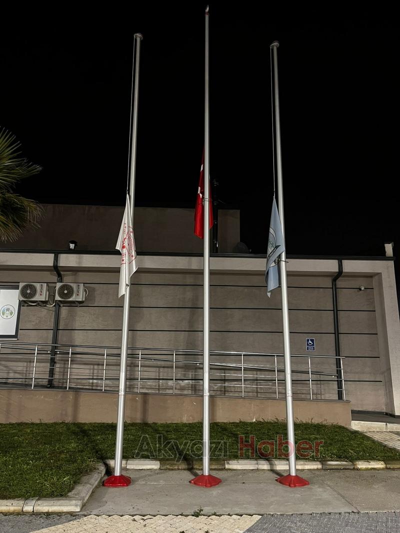 Milli yas ilanının ardından bayraklar yarıya indirildi