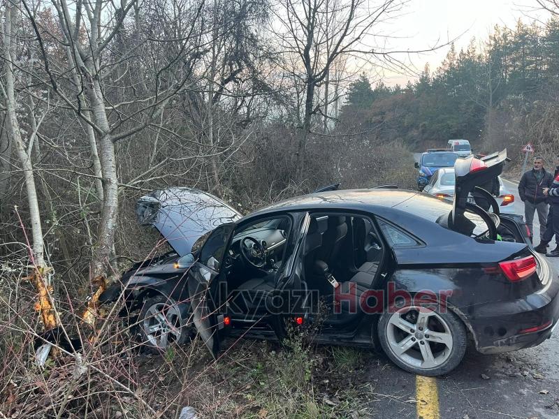 Pamukova'da otomobil ağaca çarptı