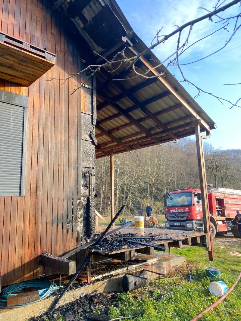 Şerefiye'de ahşap ev yandı
