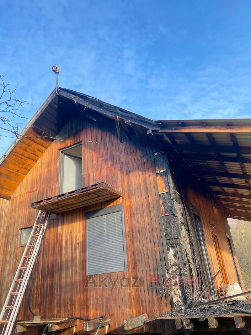 Şerefiye'de ahşap ev yandı