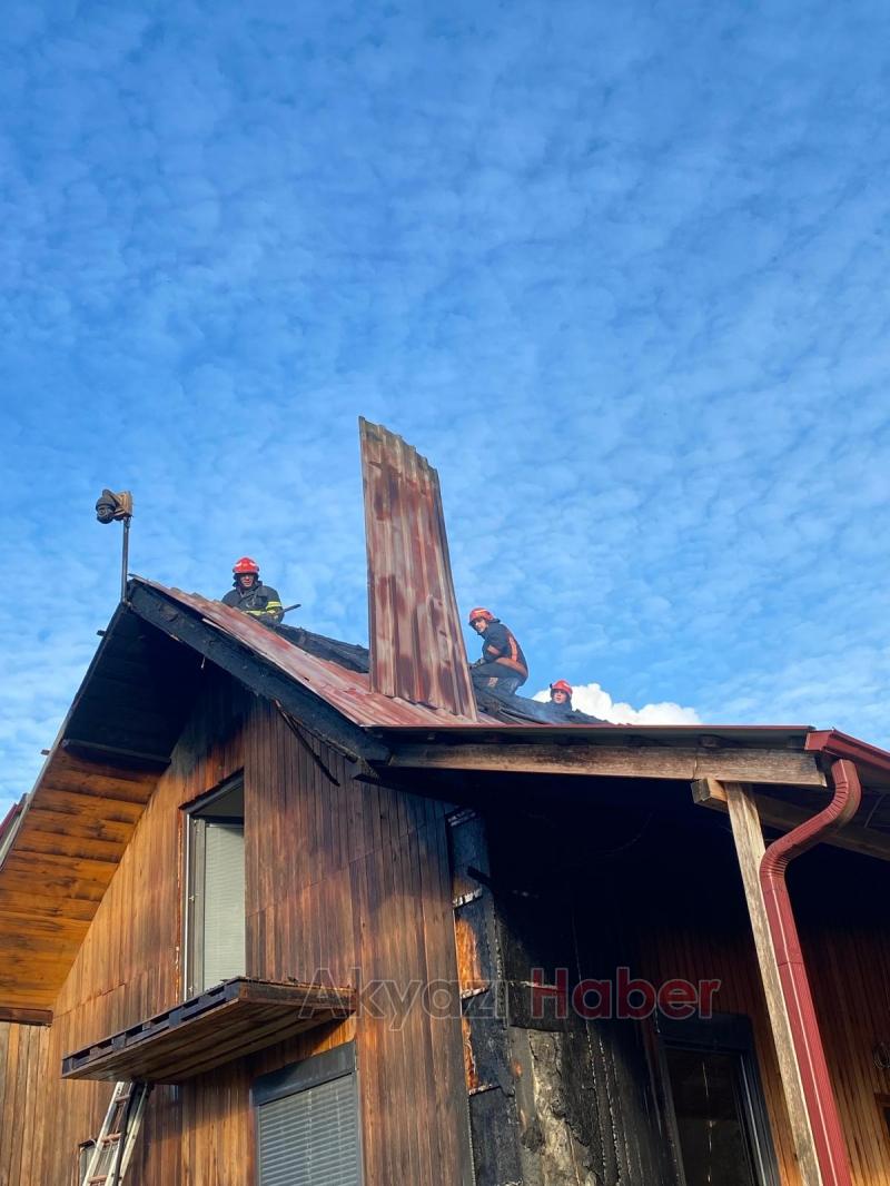 Şerefiye'de ahşap ev yandı