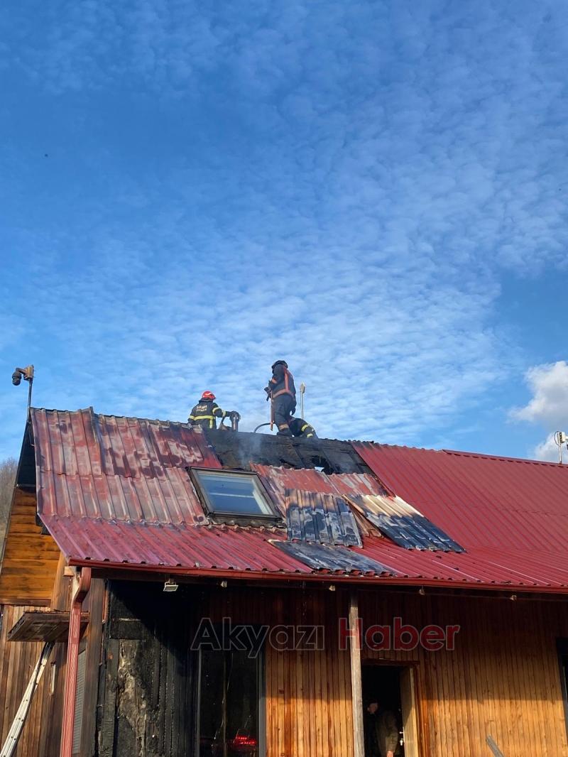 Şerefiye'de ahşap ev yandı