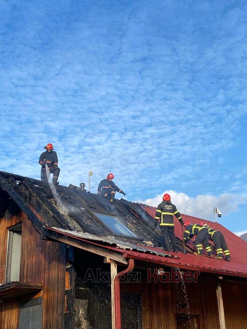 Şerefiye'de ahşap ev yandı