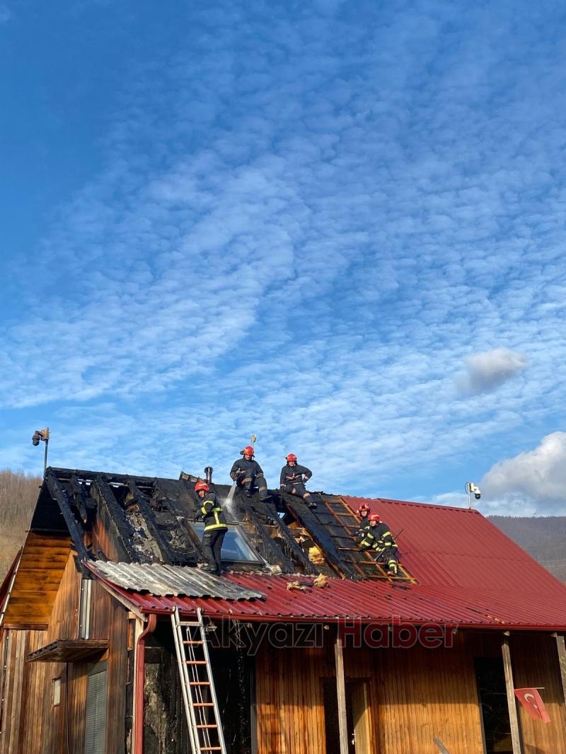 Şerefiye'de ahşap ev yandı