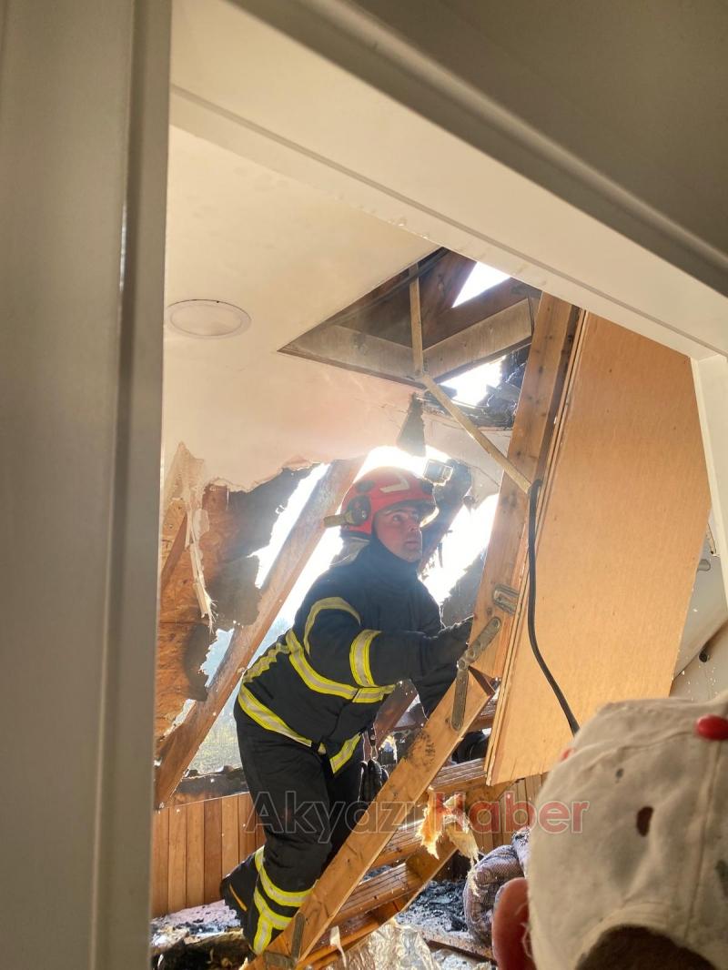 Şerefiye'de ahşap ev yandı