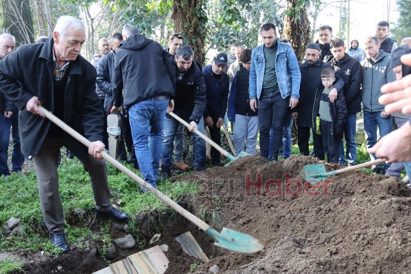 Tıkalı kanalı açmak isterken ölmüştü, toprağa verildi