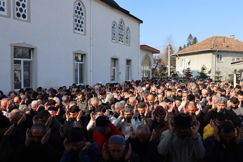 Tıkalı kanalı açmak isterken ölmüştü, toprağa verildi