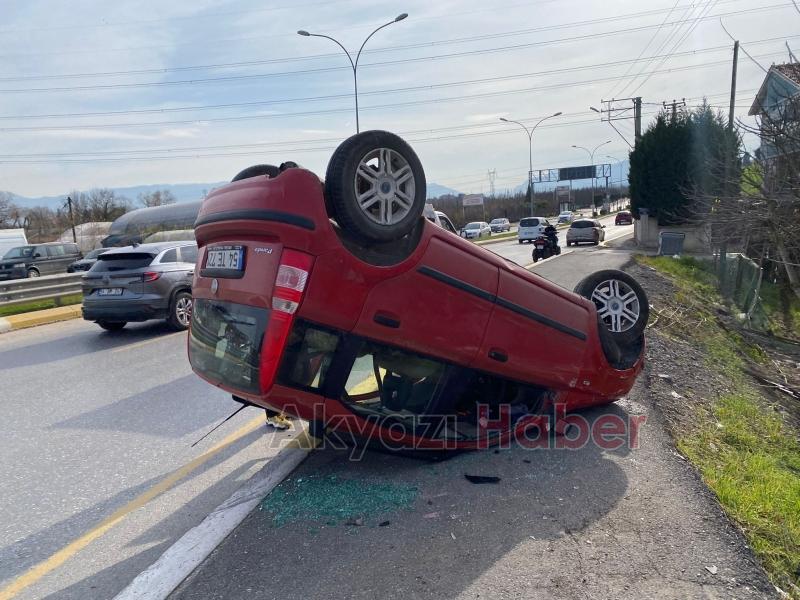 Sabıkalı kavşakta otomobil takla attı