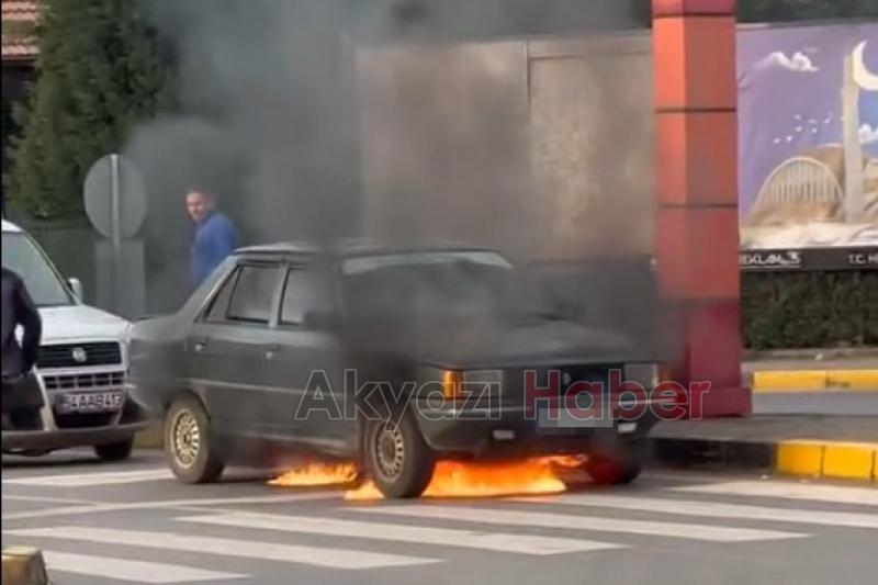 Otomobil bir anda alevler içinde kaldı