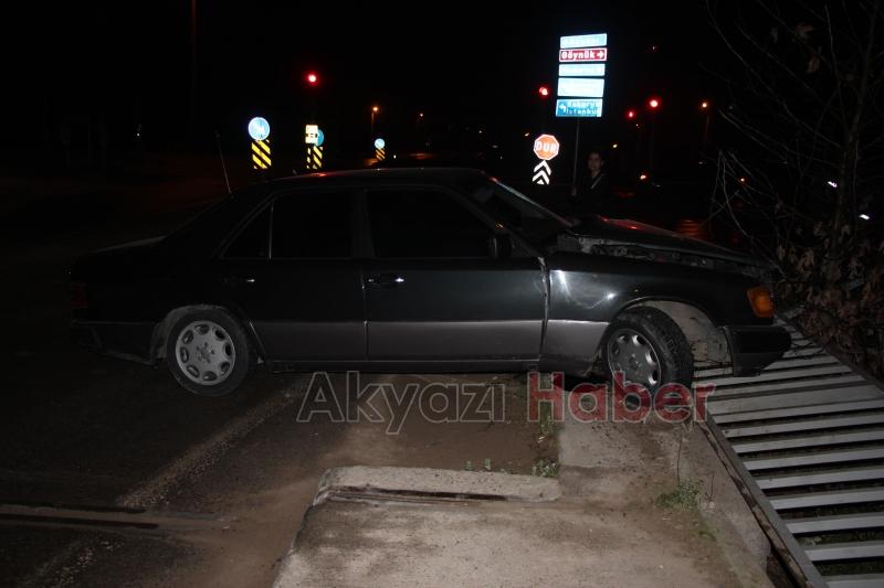 Otomobil köprü korkuluklarına çarptı