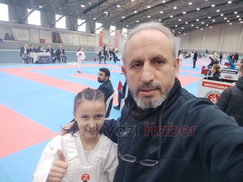 Akyazılı karateciler Bursa'dan 6 madalya ile döndü